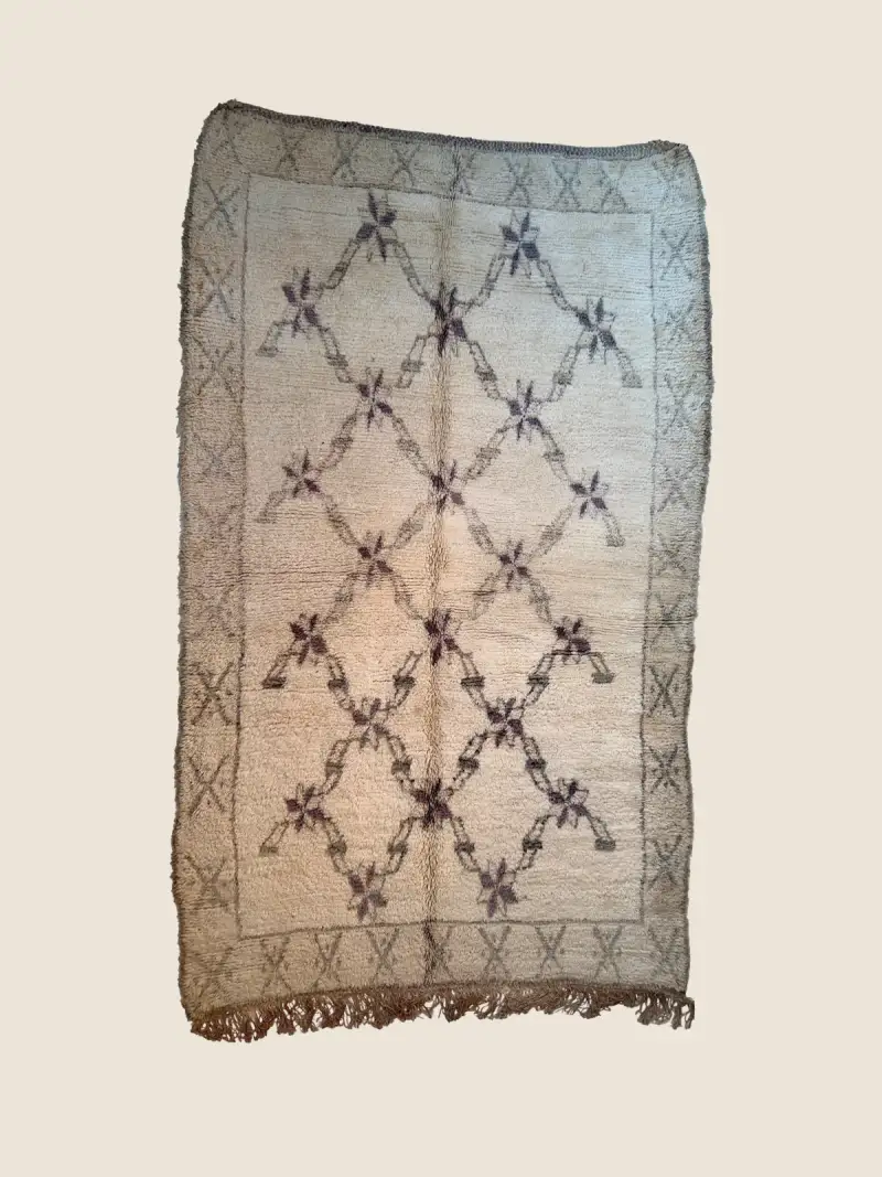 Vintage Beni Ourain rug 164×260cm, handwoven wool with light gray field and lavender geometric motifs.