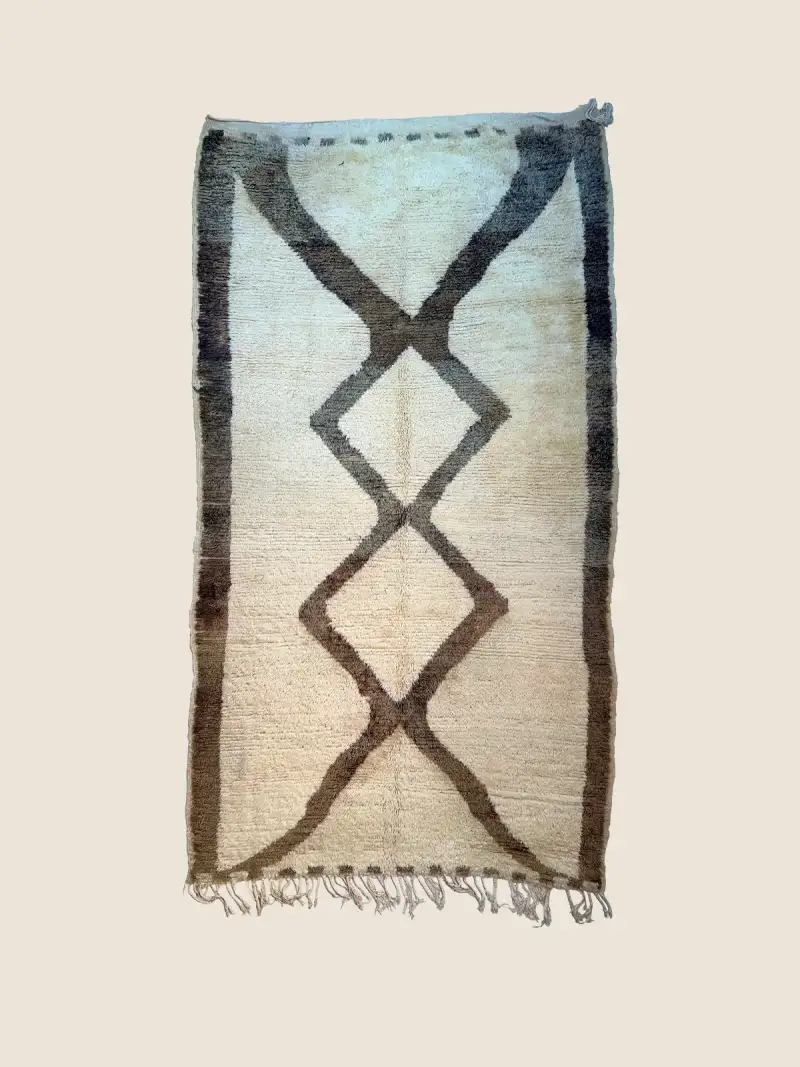 Vintage Beni Ourain rug 147×260cm, handwoven wool in a light gray and muted taupe diamond pattern.