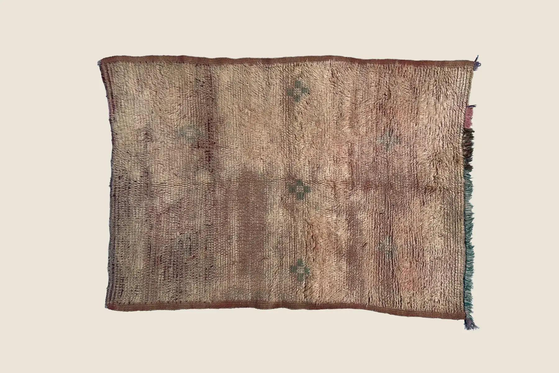 Beni M'Guild hand-knotted wool texture showing sage green and beige color blend detail – Izrin rug craftsmanship